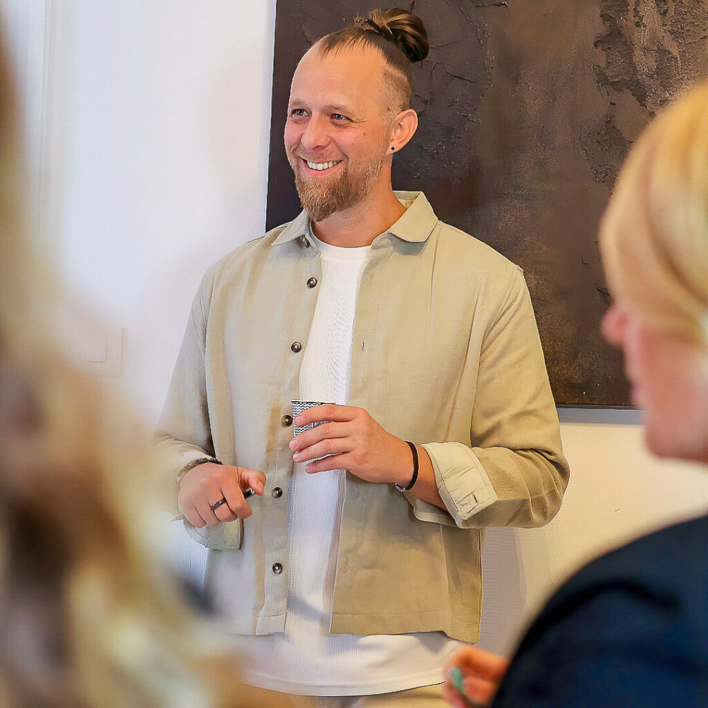 Un coach en plein échange avec une équipe sur le sujet du collègue toxique. Le coach aborde le sujet en recueillant les avis des personnes et en confrontant les croyances.