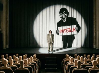 Représentation métaphorique du syndrome de l'imposteur : un dirigeant seul sur scène sous un projecteur, dont l'ombre géante brandit une pancarte "Imposteur" face à une audience anonyme.